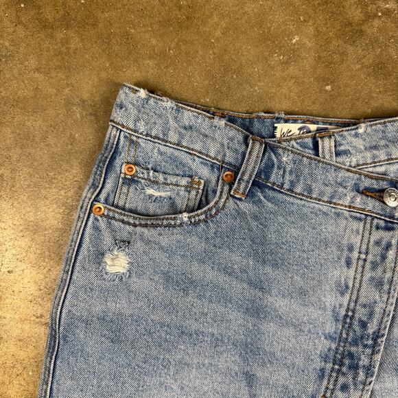 Free People Parker Wrap Mini Skirt Women’s 25 Blue Distressed Denim Raw Hem - Picture 2 of 10